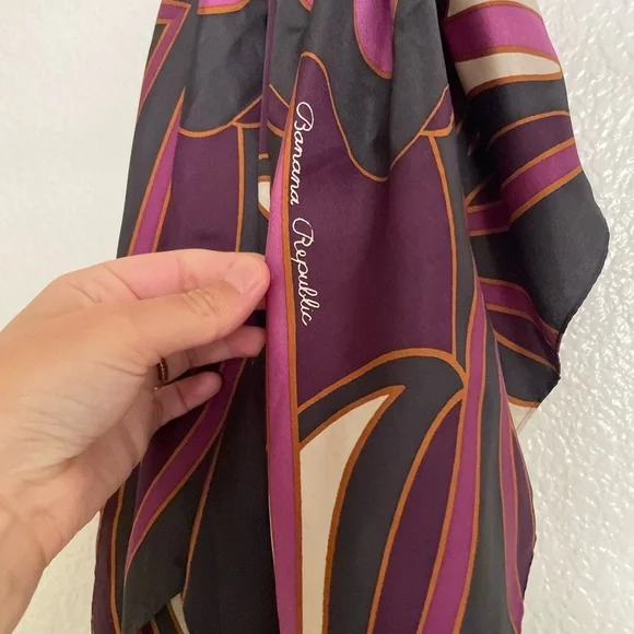 Banana Republic Signature Silk Scarf - Picture 3 of 5